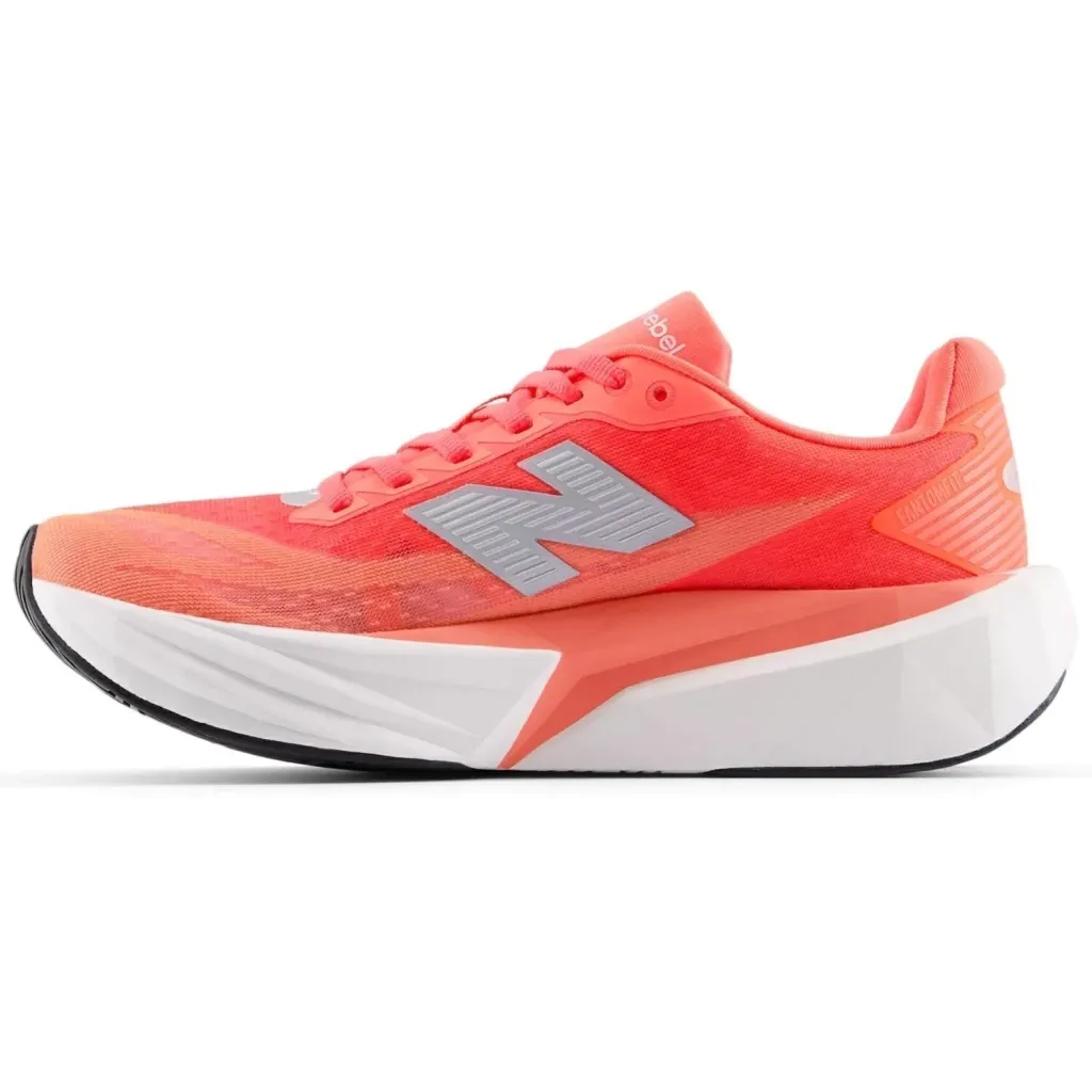 Tênis feminino New Balance Rebel V5 coral vista lateral esquerda com design aerodinâmico
